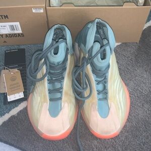 Yeezy Qntm gently used